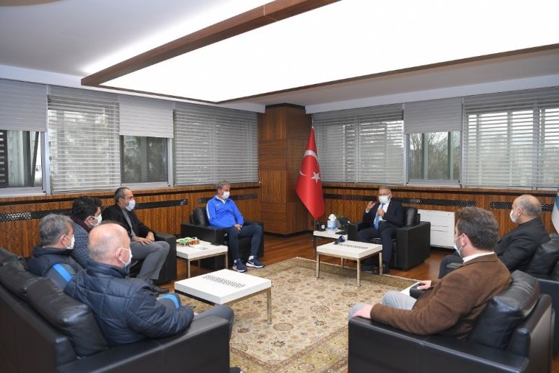 Kayserispor’un yeni hocası Hamza Hamzaoğlu, Başkan Büyükkılıç’ı ziyaret etti
