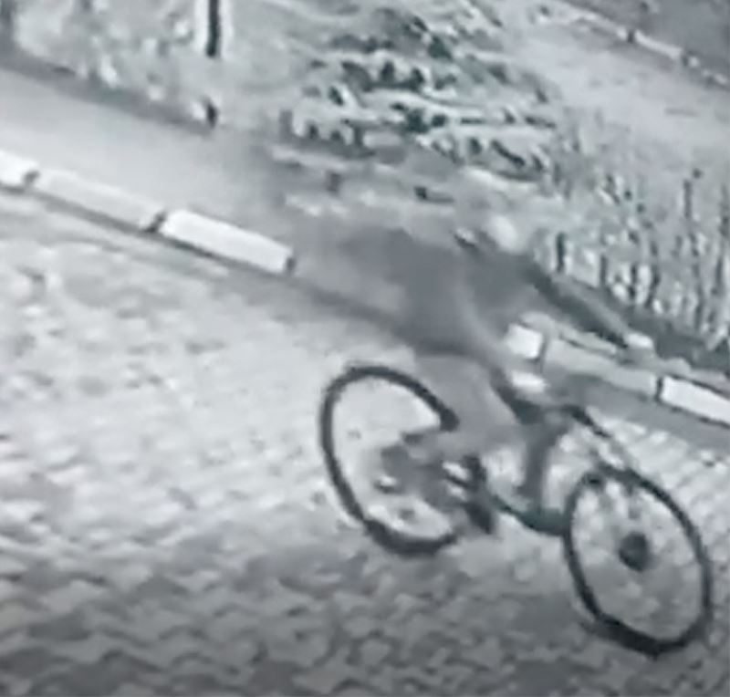 Hırsızın bisikletini çaldığı görüntüleri izleyen genç: “İlla alacağım demiş”
