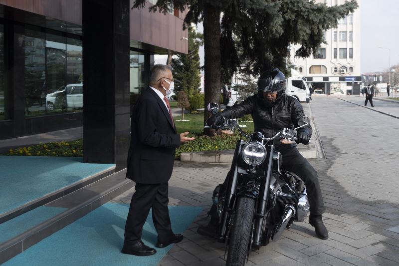 Motosiklet tutkunu Kürşat Tüzmen Başkan Büyükkılıç’ı ziyarete motosikletiyle geldi
