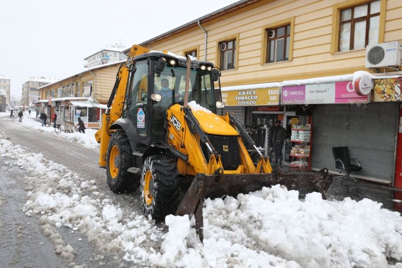 Başkan Palancıoğlu sahada karla mücadele çalışmalarına katıldı
