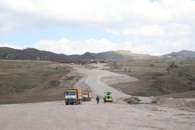 Başkan Büyükkılıç Hacılar, Hisarcık, Develi ve Erciyes’i ilgilendiren yol çalışmasını denetledi
