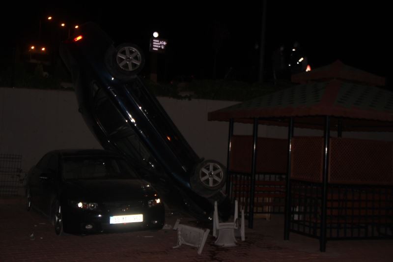 Kayseri’de bir garip kaza: Otoparka düşen otomobil dik durdu
