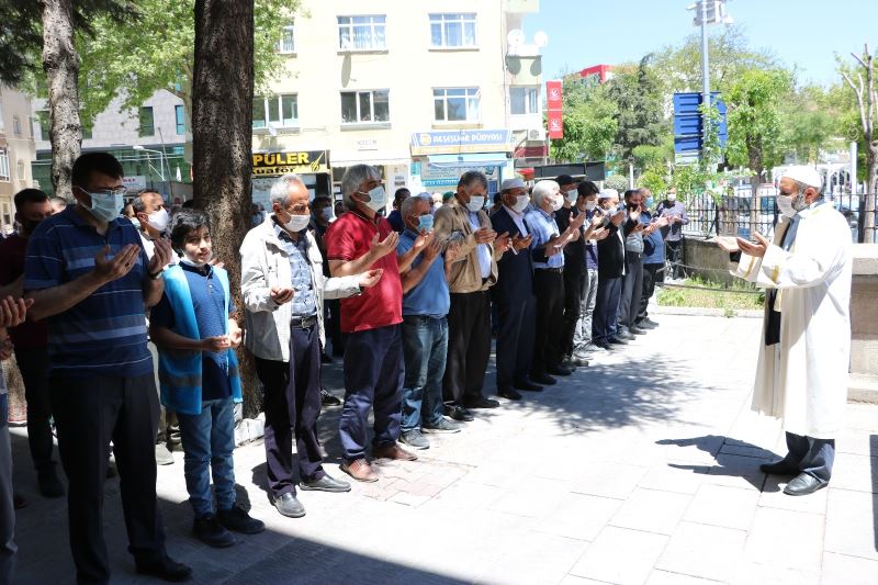 Niğde ve Kayseri’de Filistin’de hayatını kaybedenler için gıyabi cenaze namazı kılındı
