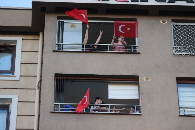 Kayserililer 7’den 70’e İstiklal Marşı için balkonlara koştu
