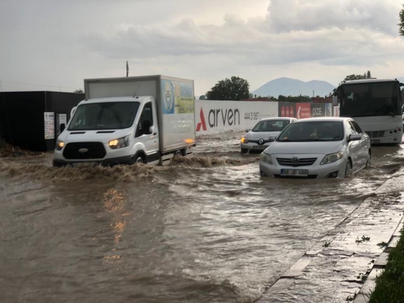 Kayseri’de sağanak yağış etkili oldu, araçlar yolda kaldı
