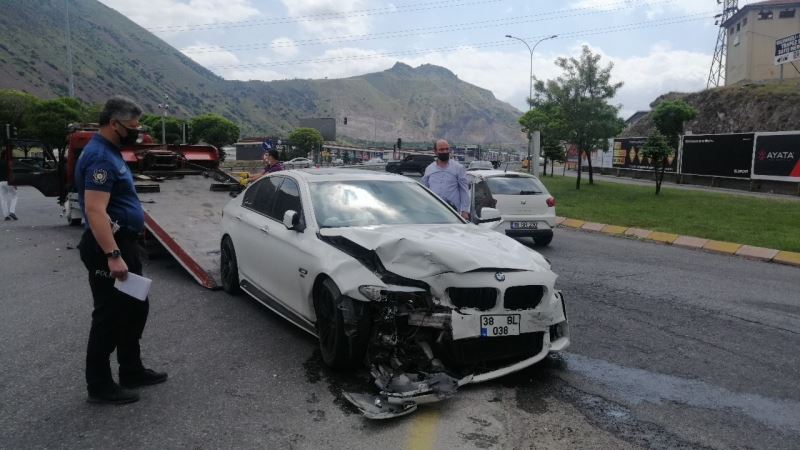 Kayseri’de yola kontrolsüz çıkan otomobil 2 araca çarptı: 2 yaralı
