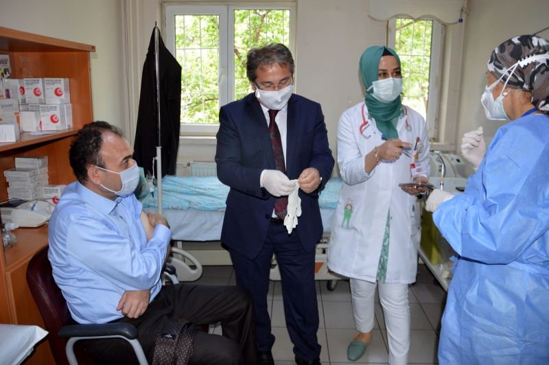 Milli Eğitim Müdürü Çandıroğlu’na aşı İl Sağlık Müdürü Benli’den
