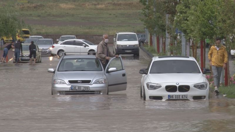 Kayseri’de sağanak yağış etkili oldu, araçlar mahsur kaldı
