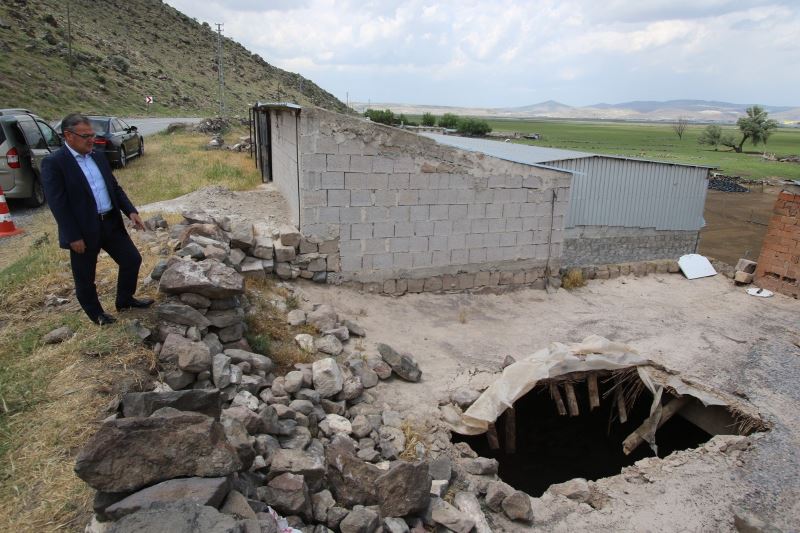 8 tonluk kayanın düştüğü ahır Hacılar Belediyesi tarafından tamir edilecek
