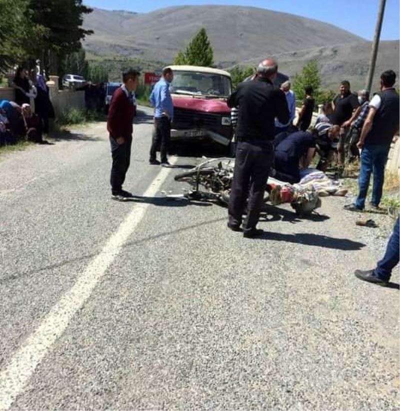 Minibüsle çarpışan motosiklet sürücüsü öldü

