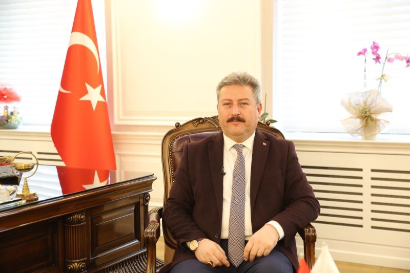 Başkan Palancıoğlu öğrenci Derin Şahin’i tebrik etti
