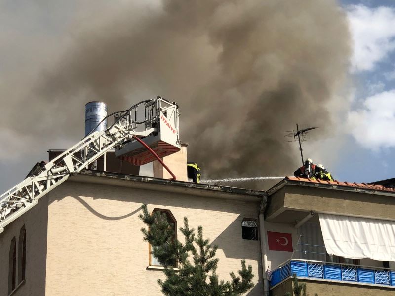 3 katlı apartmanın çatısında çıkan yangın 1 saatlik çalışma ile söndürüldü
