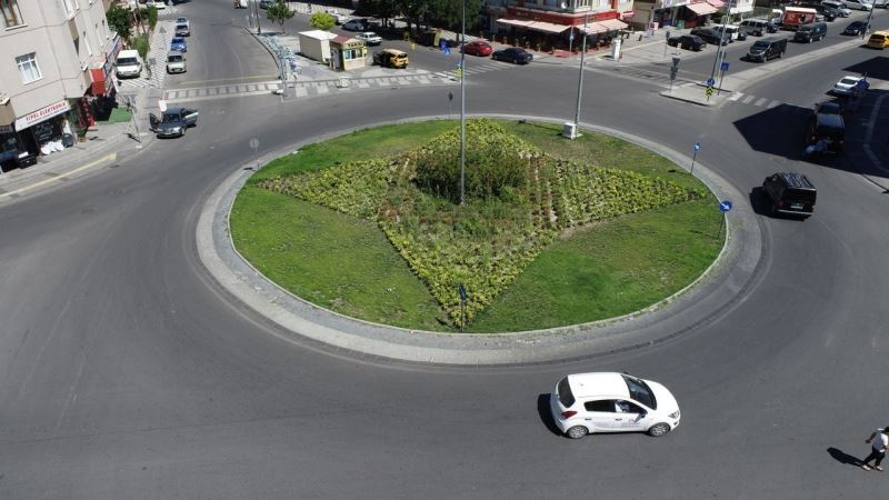 Melikgazi’nin kavşakları yeşillendi
