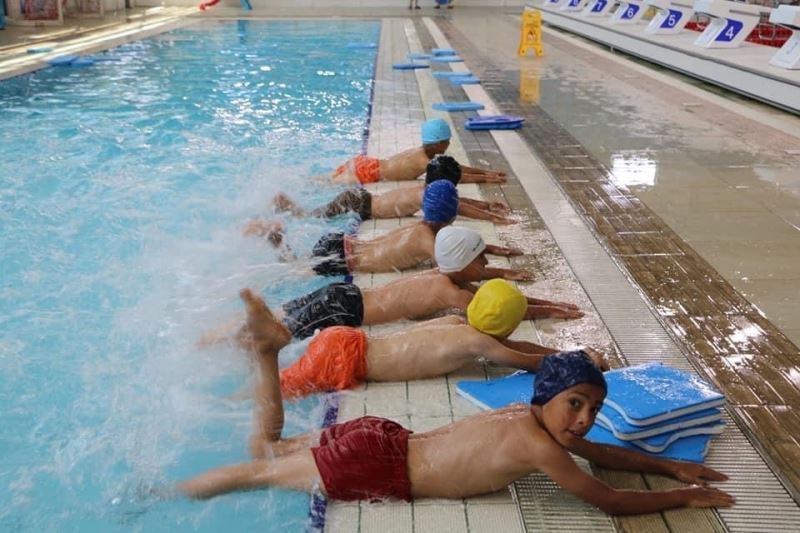Ali İhsan Kabakcı, GSB spor okulları yüzme kurslarını ziyaret etti
