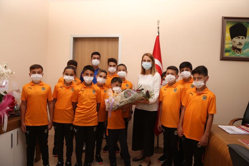 Yerköyspor Futbol Akademisi’nden Yahyalı Devlet Hastanesi’ne ziyaret
