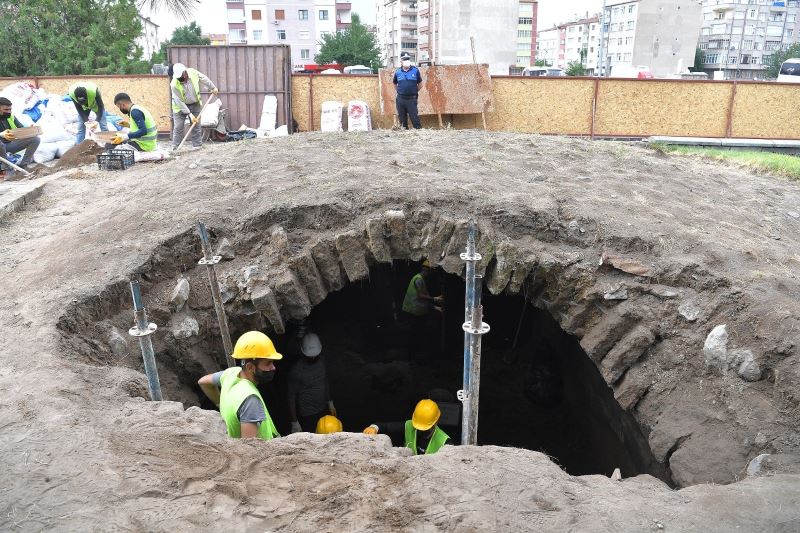 Kayseri’de mezarlık içerisinde Selçuklu’ya ait türbe bulundu
