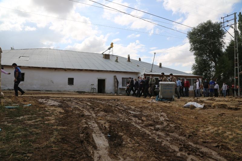 Kayseri’deki sel bölgesinde Vali Günaydın ve Başkan Büyükkılıç incelemelerde bulundu
