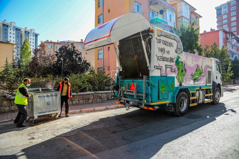 Talas’ta çöp konteynerleri hem yıkanıyor hem parfümleniyor
