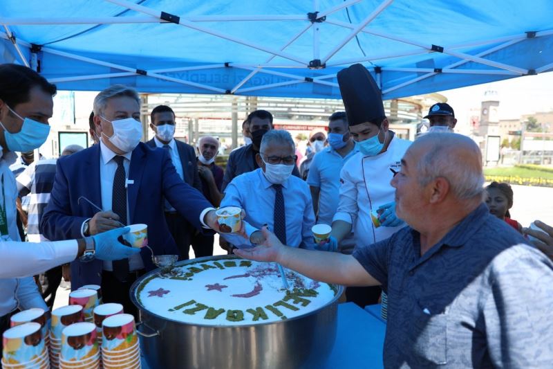 Melikgazi Belediyesi’nden vatandaşlara aşure ikramı
