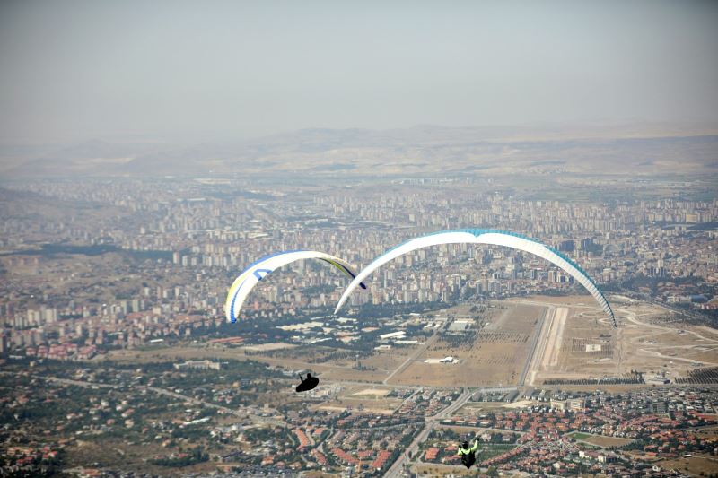Kayseri’de yamaç paraşütü heyecanı
