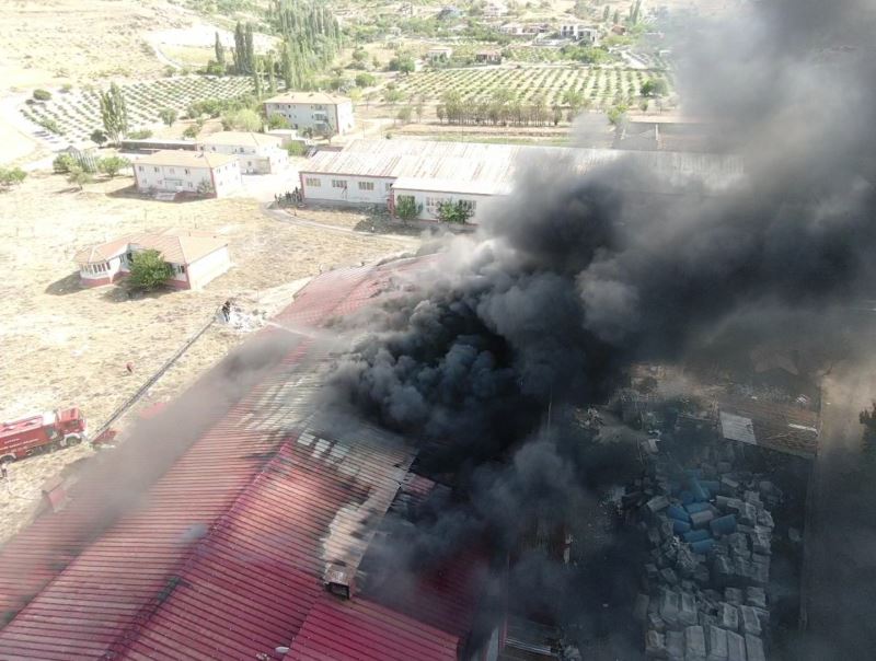 Kayseri’deki fabrika yangınını söndürme çalışmaları sürüyor
