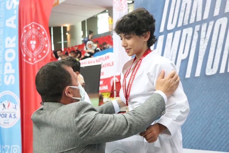 Kayserili şampiyona madalyasını Ali İhsan Kabakcı takdim etti
