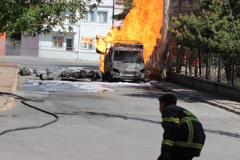 Kayseri’de savaş filmlerinin sahnelerini aratmayan yangın
