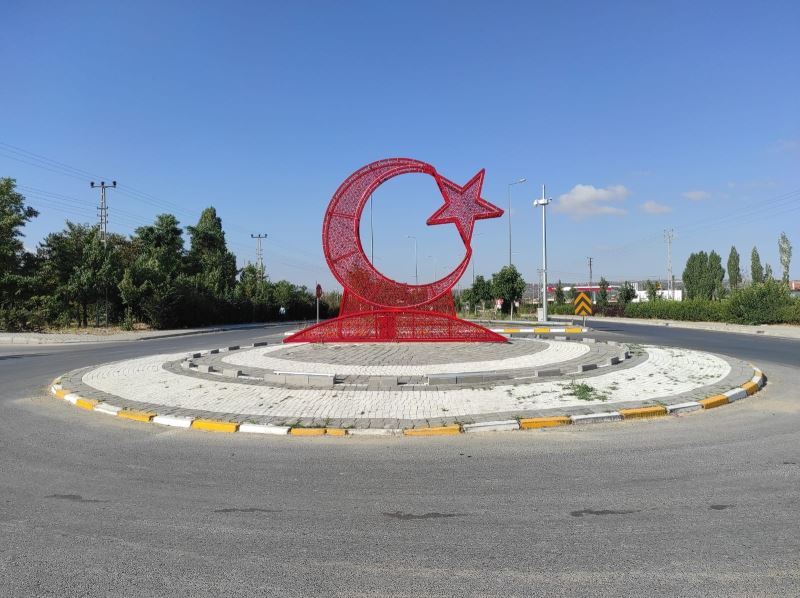 Tomarza girişine ışıklı dev Türk Bayrağı yerleştirildi
