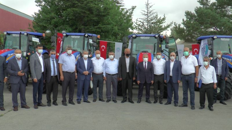 Büyükşehir 6 traktörü daha ziraat odalarına teslim etti

