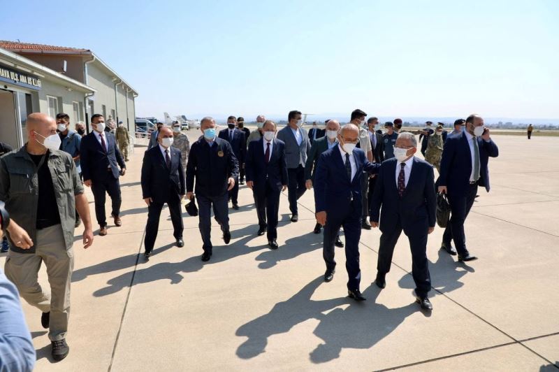 Büyükkılıç, Afganistan tahliyesi uçuş ekiplerinin bakanlarla birlikte karşıladı
