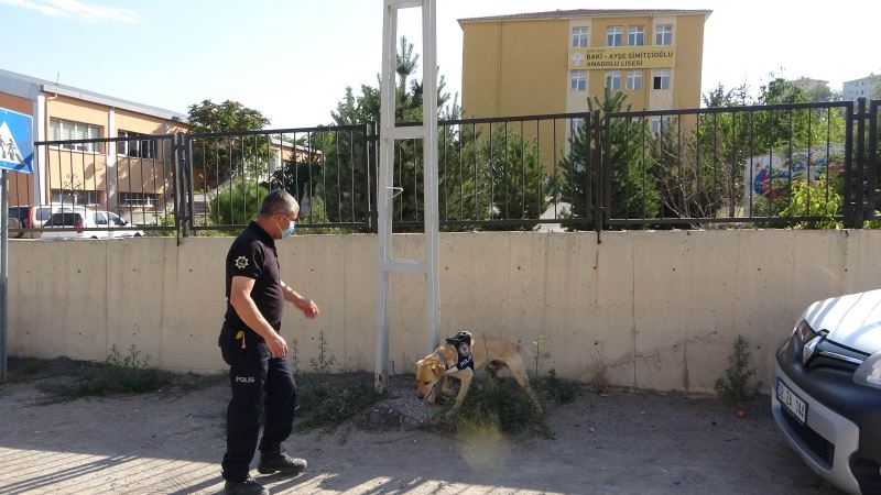 Kayseri polisinden okul bölgelerinde ’narko-okul’ uygulaması
