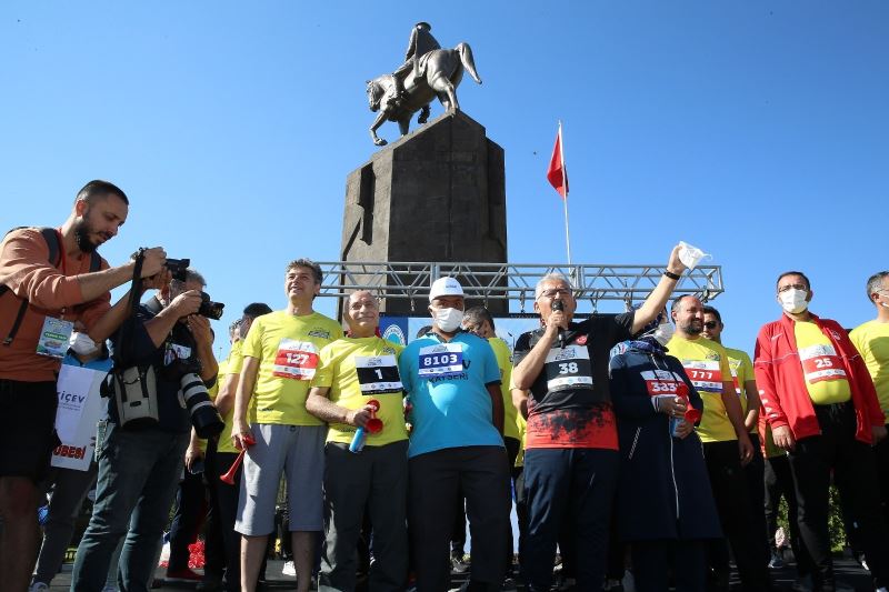 İstikbal Kayseri Yarı Maratonu şampiyon sporcuları ağırladı
