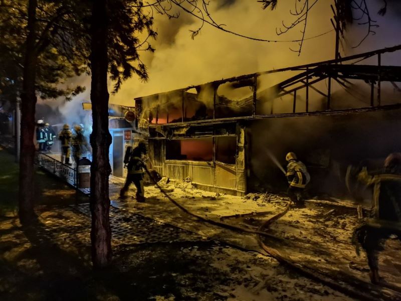 Kayseri’de yangın: 3 dükkan küle döndü
