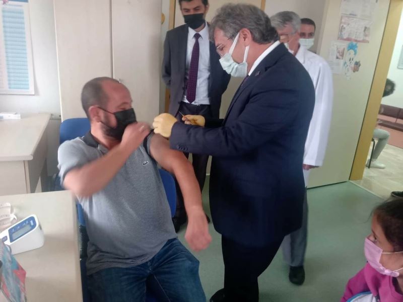 Aşı için gelen vatandaşın aşısını Sağlık Müdürü Benli yaptı
