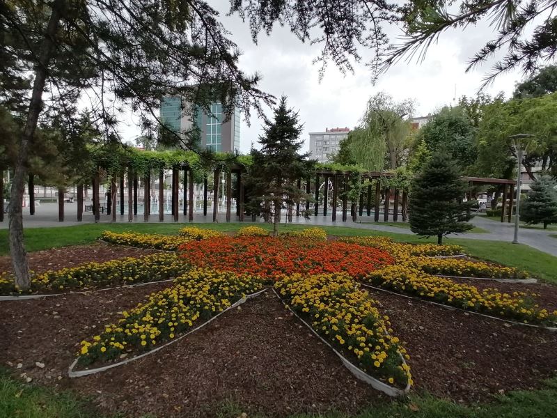 Büyükşehir, Eylül’ü rengarenk çiçeklerle karşıladı
