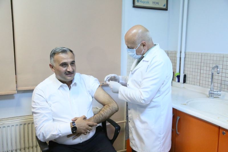 Başkan Cabbar’a aşısını Milletvekili Tamer yaptı
