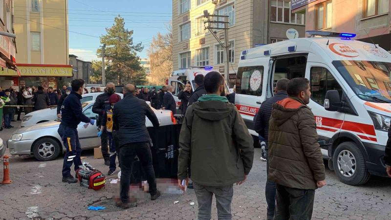 Kayseri’de sokak ortasında dehşet: 2 ölü, 1 yaralı
