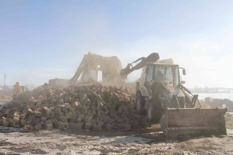 Talas kırsalında tehlikeli yapılar yıkılıyor
