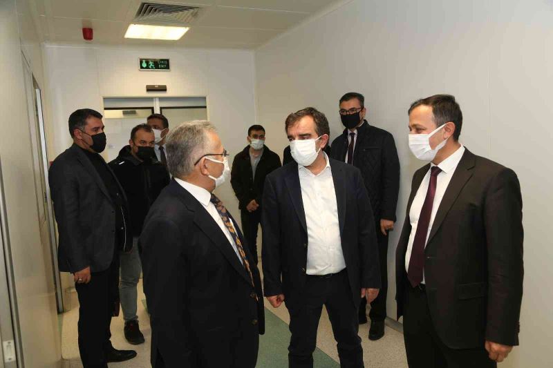 Başkan Büyükkılıç ERÜ Aşı Araştırma ve Geliştirme Merkezi’ni ziyaret etti
