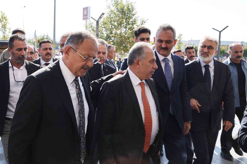 Başkan Yalçın, Bakan Özer’e eğitim yatırımlarını anlattı
