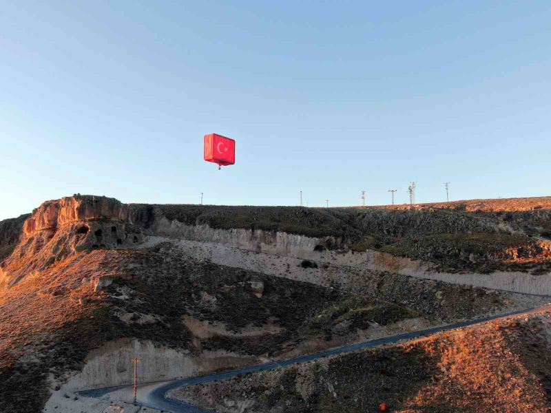 Kayseri’den Türk bayraklı sıcak hava balonları havalandı
