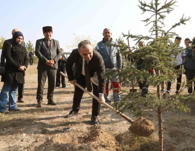 11 Kasım Milli Ağaçlandırma Günü’nde fidanlar ERÜ’de toprakla buluştu
