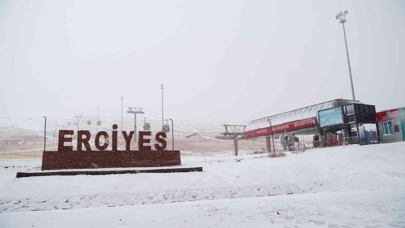 Erciyes’e lapa lapa kar yağdı
