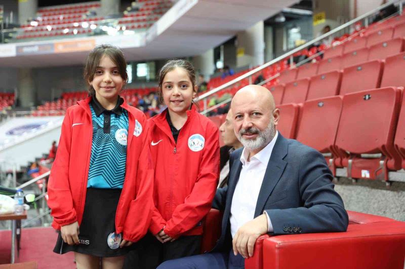 Başkan Çolakbayrakdar, Türkiye’nin dört bir yanından gelen sporcuları ziyaret etti
