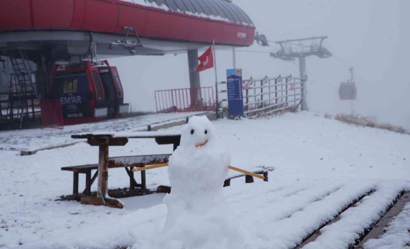 Erciyes’te sezonun ilk kardan adamı yapıldı
