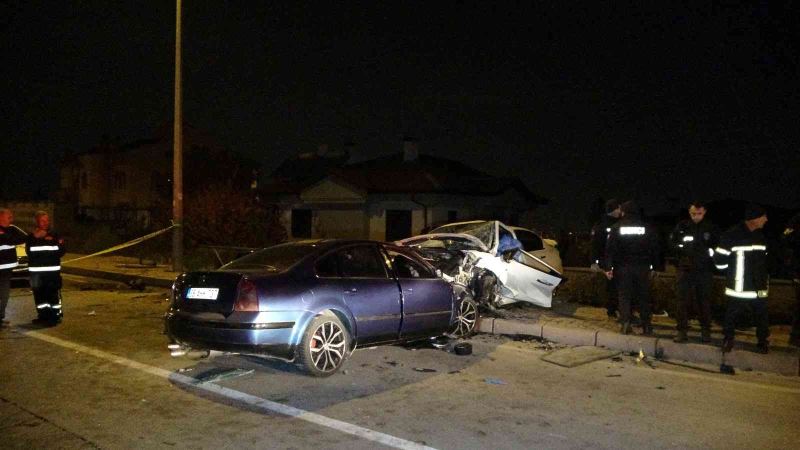 Kayseri’de iki otomobil kafa kafaya çarpıştı: 2 ölü, 6 yaralı
