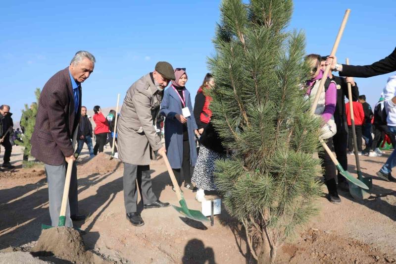 Başkan Çolakbayrakdar; “Bu yıl, 126 binden fazla ağacı toprakla buluşturduk”
