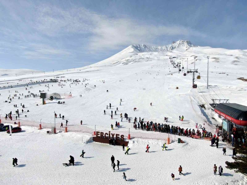 Kayakseverler hafta sonu soluğu Erciyes’te aldı
