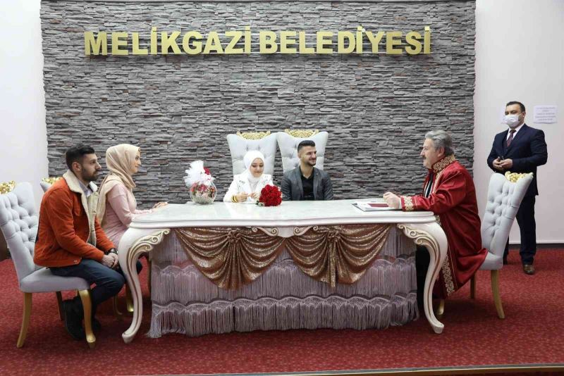 Başkan Palancıoğlu’ndan çiftlere çifte sürpriz
