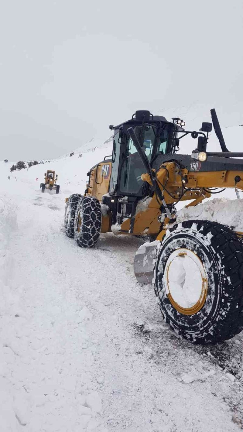 Büyükşehir’den en ücra bölgelerde bile karla mücadele çalışması
